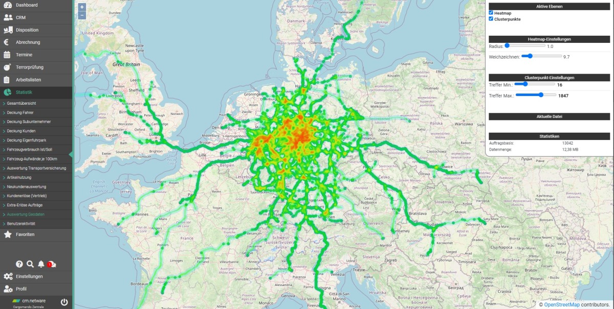 Statistik in cm.netware: Auswertung der Geodaten als Heatmap über eine Europakarte, rechts die Einstellungen für Heatmap und Clusterpunkte
